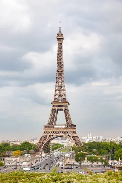 Романтическое направление Эйфелева башня Париж, Франция — стоковое фото
