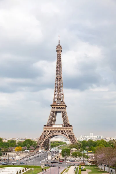 Романтическое направление Эйфелева башня Париж, Франция — стоковое фото
