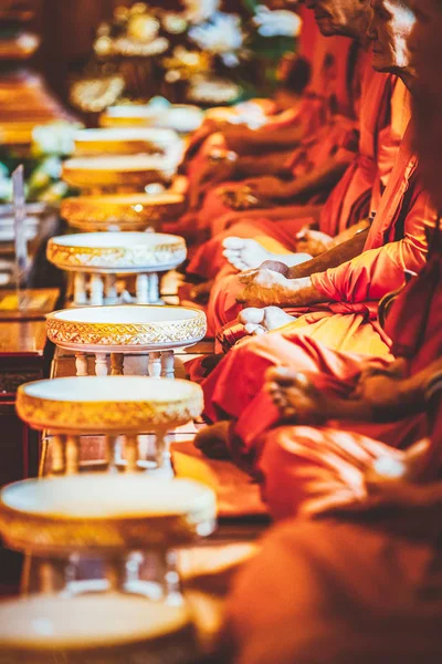 Moines bouddhistes dans une rangée — Photo