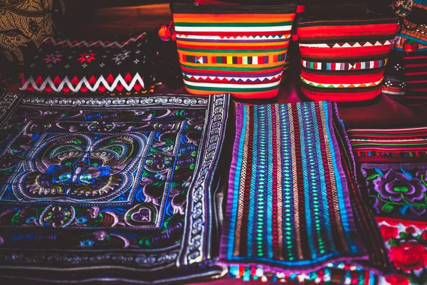 Hermosas telas hechas a mano de la tribu de la colina de Tailandia — Foto de Stock