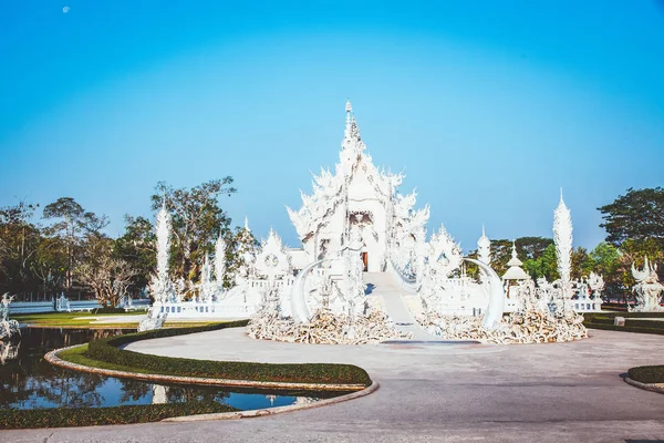 Wat Rong Khun de beroemde witte tempel in Chiang Rai, Thailand — Stockfoto