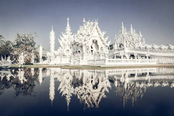Wat Rong Khun Kuuluisa valkoinen temppeli Chiang Rai, Thaimaa — kuvapankkivalokuva