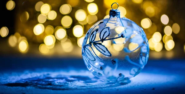 Рождественские украшения снег праздничные огни и копировать пространство — стоковое фото