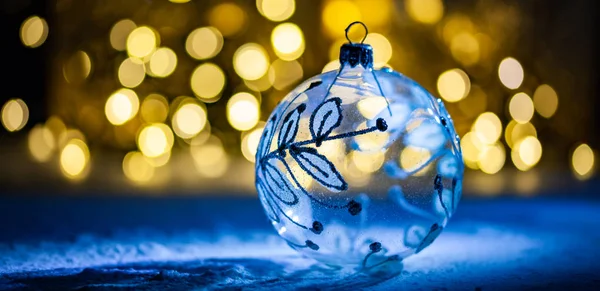 Kerst decoratie is sneeuw feestelijke lichten en kopieer ruimte — Stockfoto