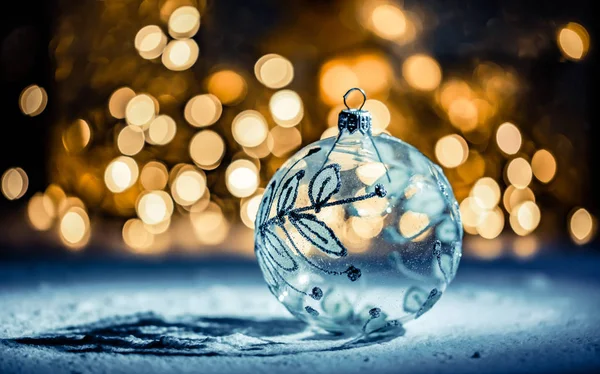 Рождественские украшения снег праздничные огни и копировать пространство — стоковое фото