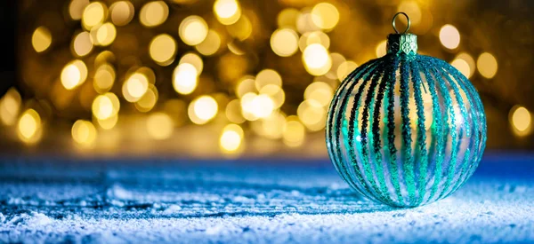 Décoration de Noël est la neige lumières festives et l'espace de copie — Photo