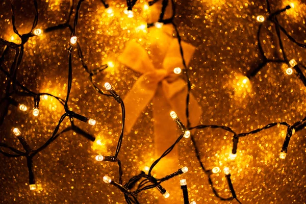 Weihnachtsbeleuchtung auf einer Geschenkbox — Stockfoto