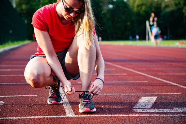 Jonge Vrouw Running Track Veterschoenen — Stockfoto