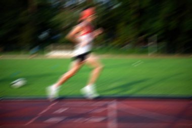 çalışan parça hareket bulanıklığı genç adam