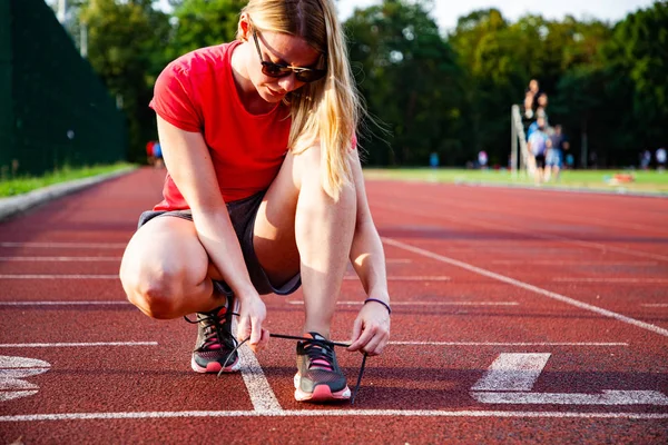 Mujer Joven Pista Correr Zapatos Cordones —  Fotos de Stock