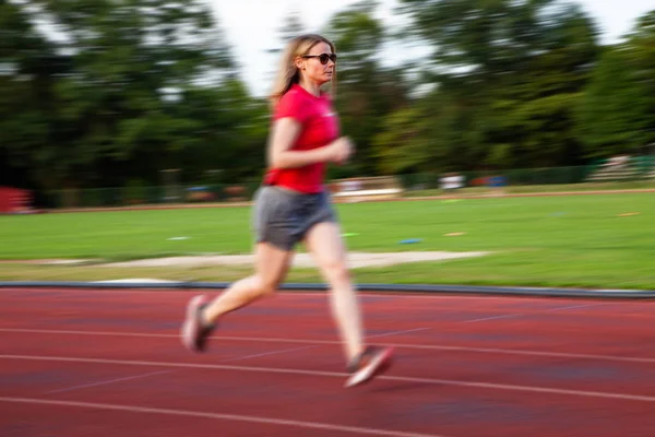 Flou Mouvement Jeune Femme Sur Piste Course Plein Air — Photo