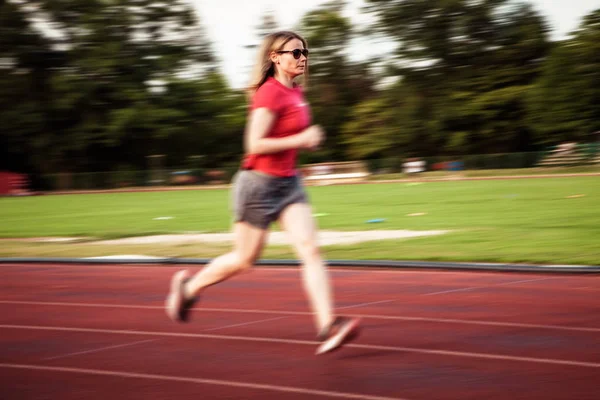 Bewegingsvervaging Van Jonge Vrouw Hardlopen Track Outdoor — Stockfoto