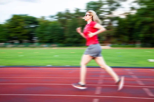 Bewegingsvervaging Van Jonge Vrouw Hardlopen Track Outdoor — Stockfoto