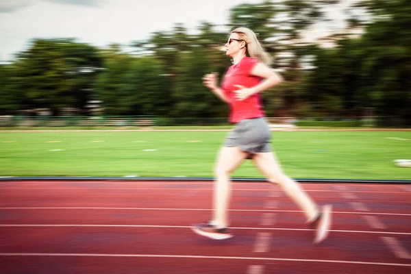 Bewegingsvervaging Van Jonge Vrouw Hardlopen Track Outdoor — Stockfoto