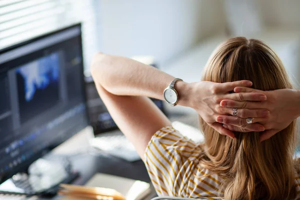 Mulher Sonhando Acordado Enquanto Trabalhava Laptop Escritório Casa Influência Mídia — Fotografia de Stock