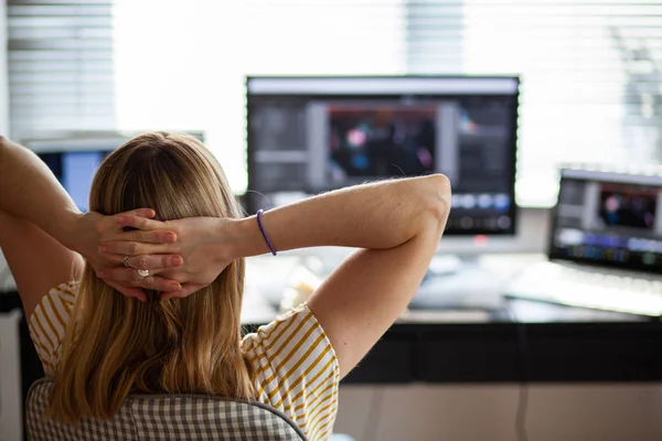 Mujer Soñando Despierto Mientras Trabaja Ordenador Portátil Oficina Casa Influencia — Foto de Stock