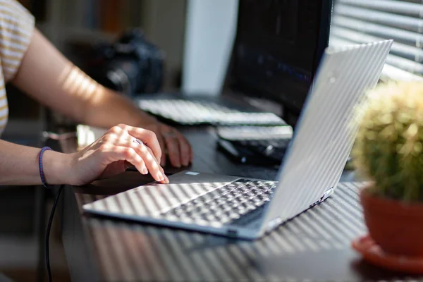 Femme travaillant dans un bureau à domicile - influence des médias sociaux, blogueur — Photo