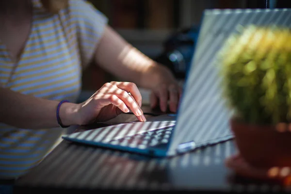 Mujer que trabaja en una oficina en casa - influencia de las redes sociales, blogger — Foto de Stock