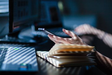 akıllı telefon kullanarak kadın elleri, ev ofis arka plan, sosyal med