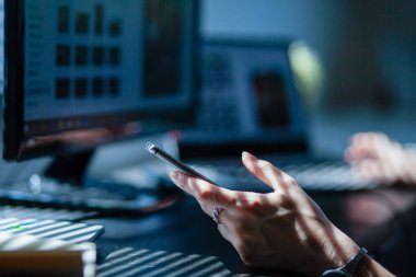 akıllı telefon kullanarak kadın elleri, ev ofis arka plan, sosyal med