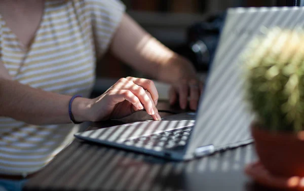 Vrouw die in een thuiskantoor werkt-invloed van sociale media, Blogger — Stockfoto