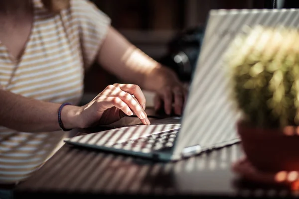 Mujer que trabaja en una oficina en casa - influencia de las redes sociales, blogger — Foto de Stock