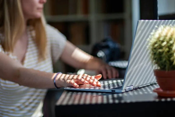 Rêverie Femme Tout Travaillant Sur Ordinateur Portable Dans Bureau Maison — Photo