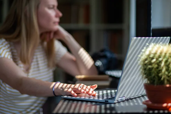 Mulher Sonhando Acordado Enquanto Trabalhava Laptop Escritório Casa Influência Mídia — Fotografia de Stock