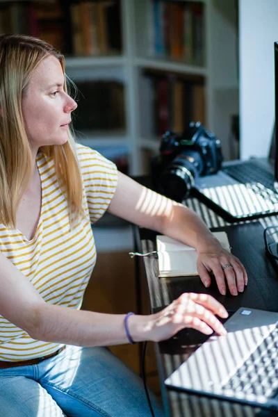 Mulher Sonhando Acordado Enquanto Trabalhava Laptop Escritório Casa Influência Mídia — Fotografia de Stock