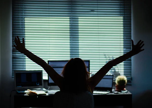 Egy olyan nő sziluettje dolgozik egy otthoni irodai-szociális média — Stock Fotó
