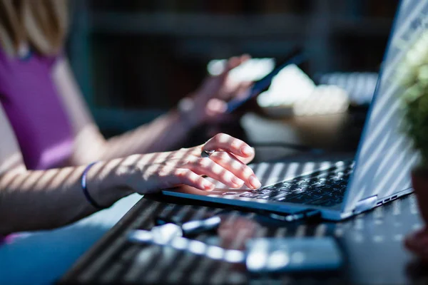 Vrouw handen met behulp van smartphone, thuiskantoor achtergrond, Social med — Stockfoto