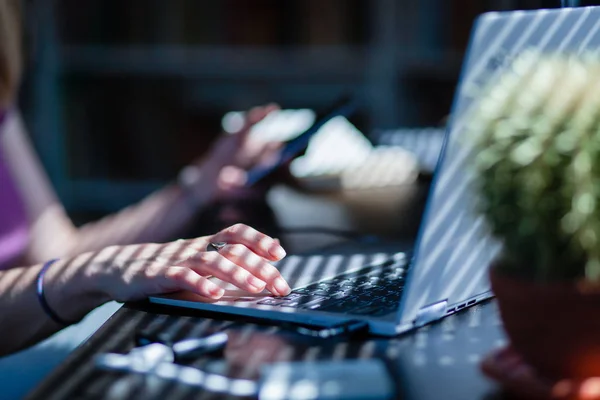 Mains de femme en utilisant smartphone, fond de bureau à domicile, social med — Photo