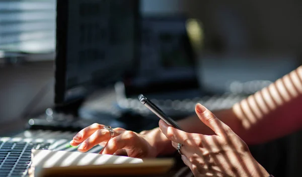 Mains de femme en utilisant smartphone, fond de bureau à domicile, social med — Photo