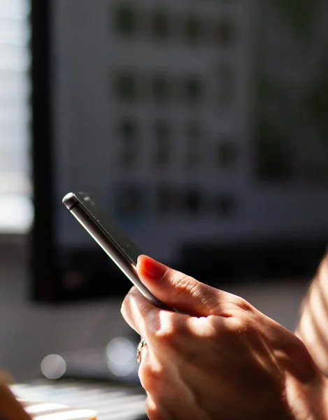 Manos de mujer usando teléfono inteligente, fondo de la oficina en casa, social med — Foto de Stock