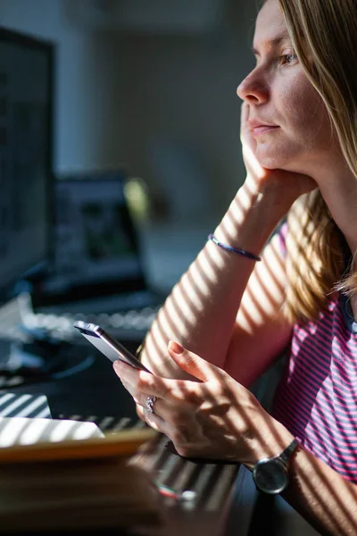 Vrouw Dagdromen Houden Smartphone Tijdens Het Zitten Het Kantoor Social — Stockfoto