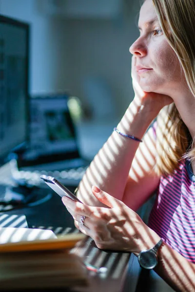 Vrouw Dagdromen Houden Smartphone Tijdens Het Zitten Het Kantoor Social — Stockfoto