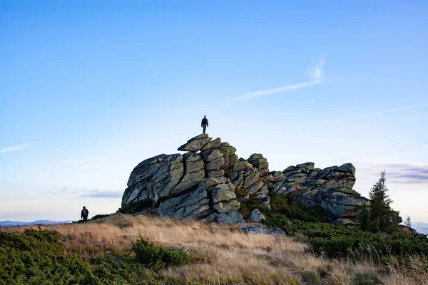 Wandererpaar Fotografiert Auf Felsformationen — Stockfoto