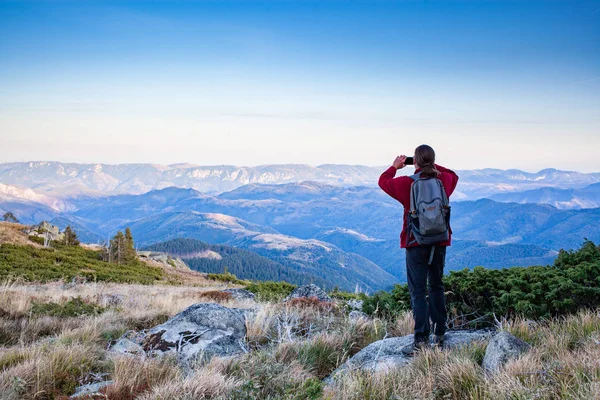 Excursionist de sex masculin în picioare pe formațiuni rock luând fotografii — Fotografie, imagine de stoc