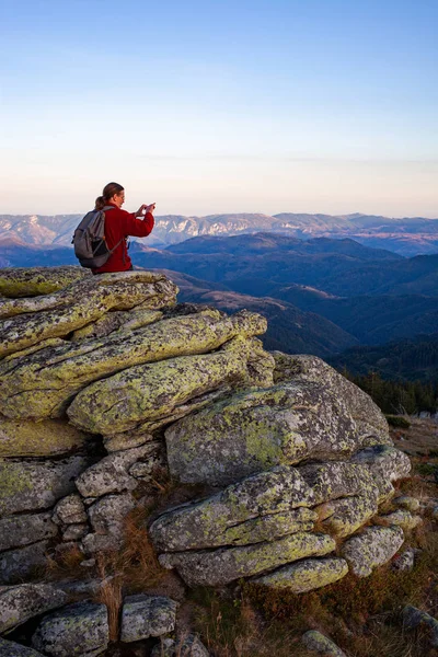 Maschio Escursionista Scattare Foto Mentre Seduto Formazioni Rocciose — Foto Stock