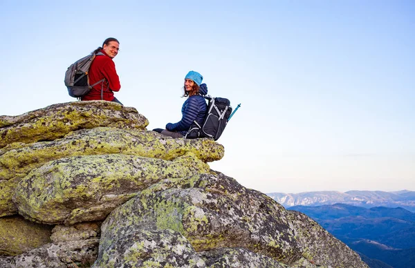 Pareja Excursionistas Disfrutan Vista Mientras Están Sentados Formaciones Rocosas — Foto de Stock