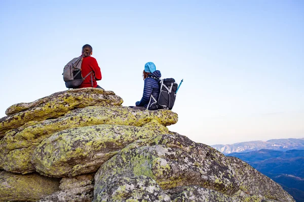 Wandererpaar Genießt Aussicht Auf Felsformationen — Stockfoto