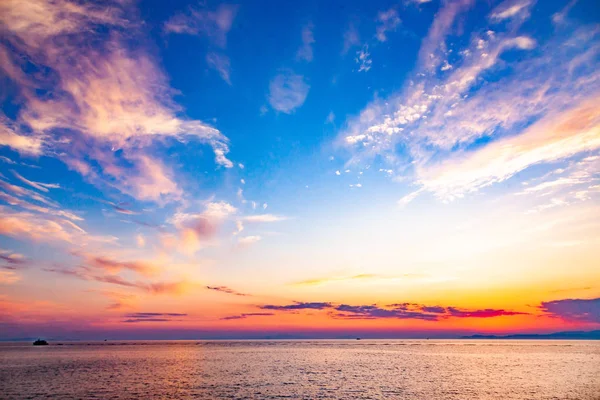 Increíble puesta de sol fondo sobre el mar —  Fotos de Stock