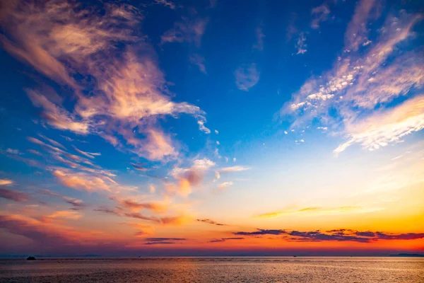 Increíble puesta de sol fondo sobre el mar — Foto de Stock