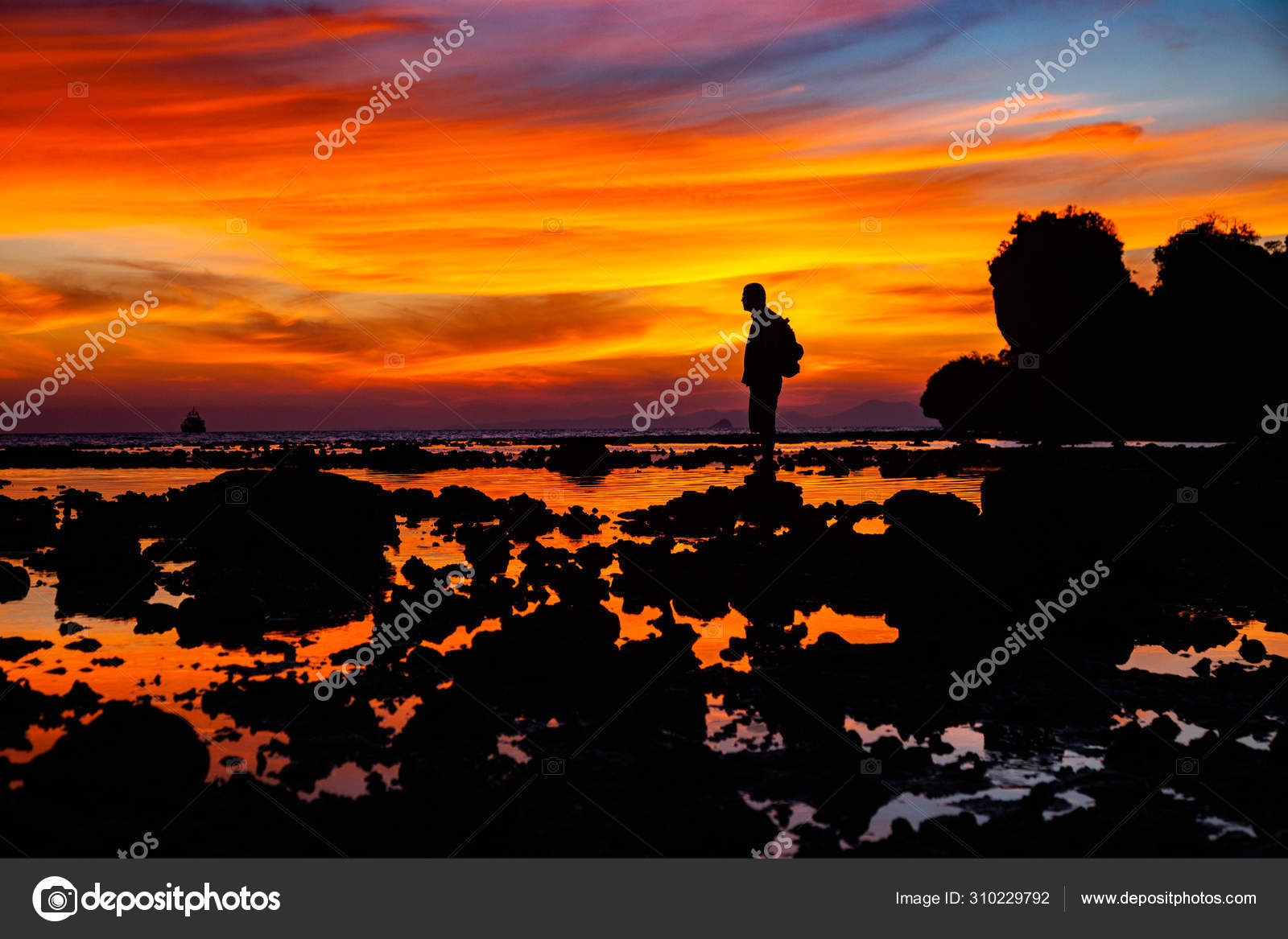 Mann Silhouette Beobachten Erstaunlichen Sonnenuntergang Am Strand In Krabi Th Stockfotografie Lizenzfreie Fotos C Melis Depositphotos