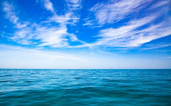 Amazing sea and blue sky background — Stock Photo, Image