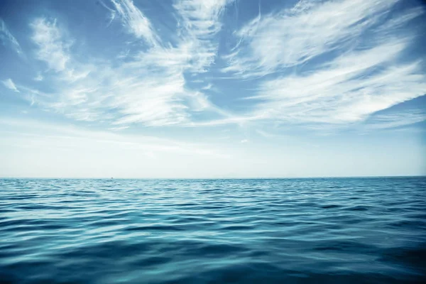 Verbazingwekkende zee en blauwe lucht achtergrond — Stockfoto