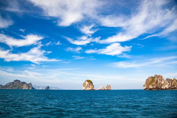 Pedras calcárias e céu azul — Fotografia de Stock