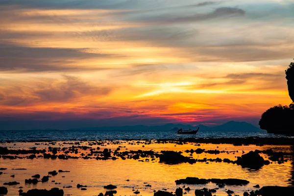 Úžasný západ slunce na pláži v Krabi Thajsku — Stock fotografie