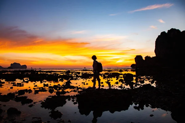 Donna silhouette guardando sorprendente tramonto sulla spiaggia di Krabi — Foto Stock