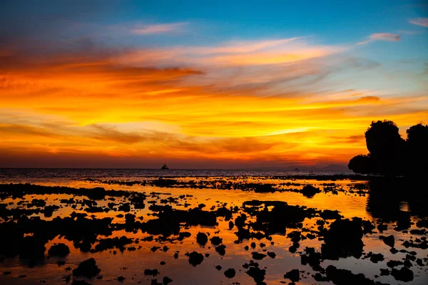 Incredibile tramonto sulla spiaggia di Krabi Thailandia — Foto Stock